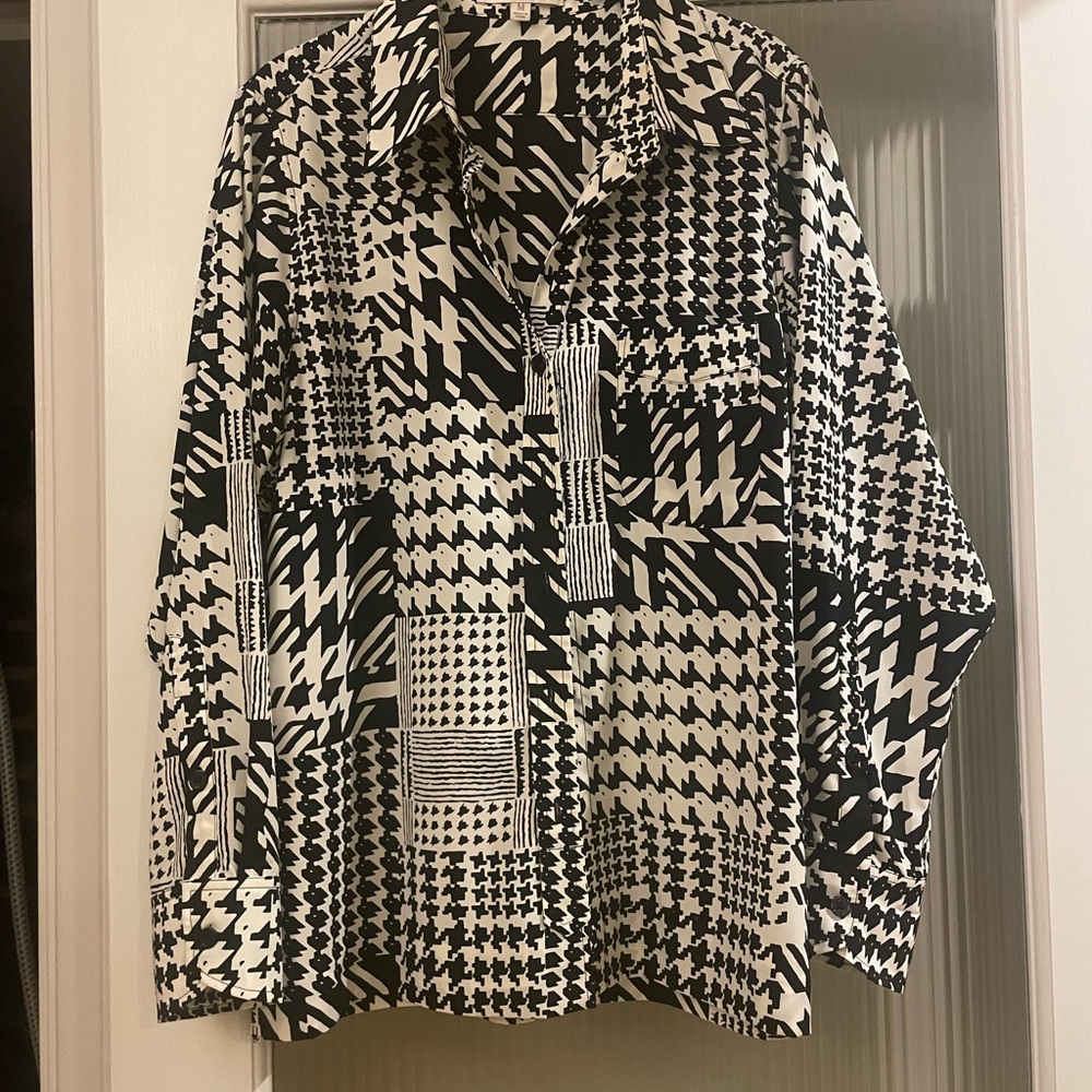 Ellen Tracy Long Sleeve Black and White Patterned Blouse